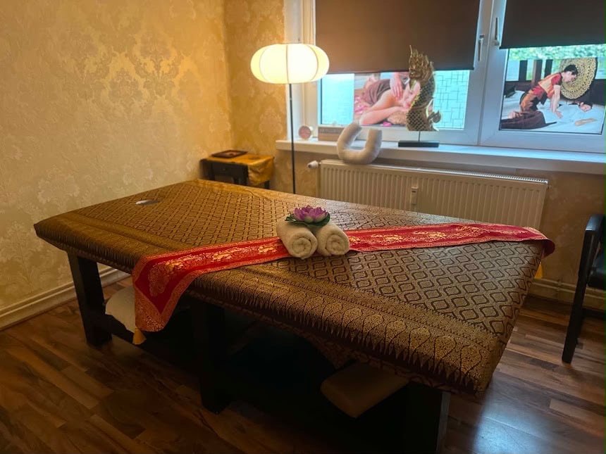 Massageliege mit rotem Thai-Läufer